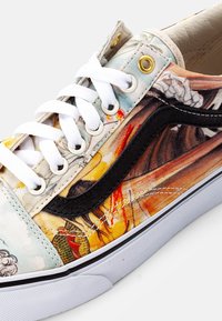Sneaker con tomaia in tela colorata caratterizzata da stampe ispirate all'arte, dettagli in suede nero, lacci bianchi e suola in gomma bianca.