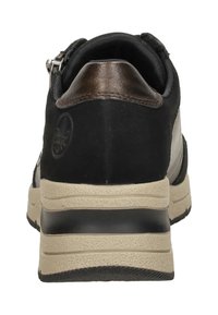 Zwarte en grijze sportschoen met een afgeronde achterkant, bruine leren accenten, een gestructureerde rubberen zool en een gevoerde kraag voor comfort.