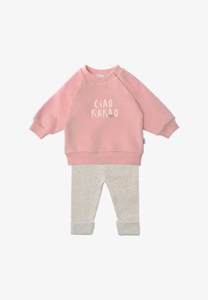 Rosa Sweatshirt mit "CIAO KAKAO" Druck, kombiniert mit hellgrauen Hosen mit umgeschlagenen Säumen. Hergestellt aus weichem, bequemem Stoff.