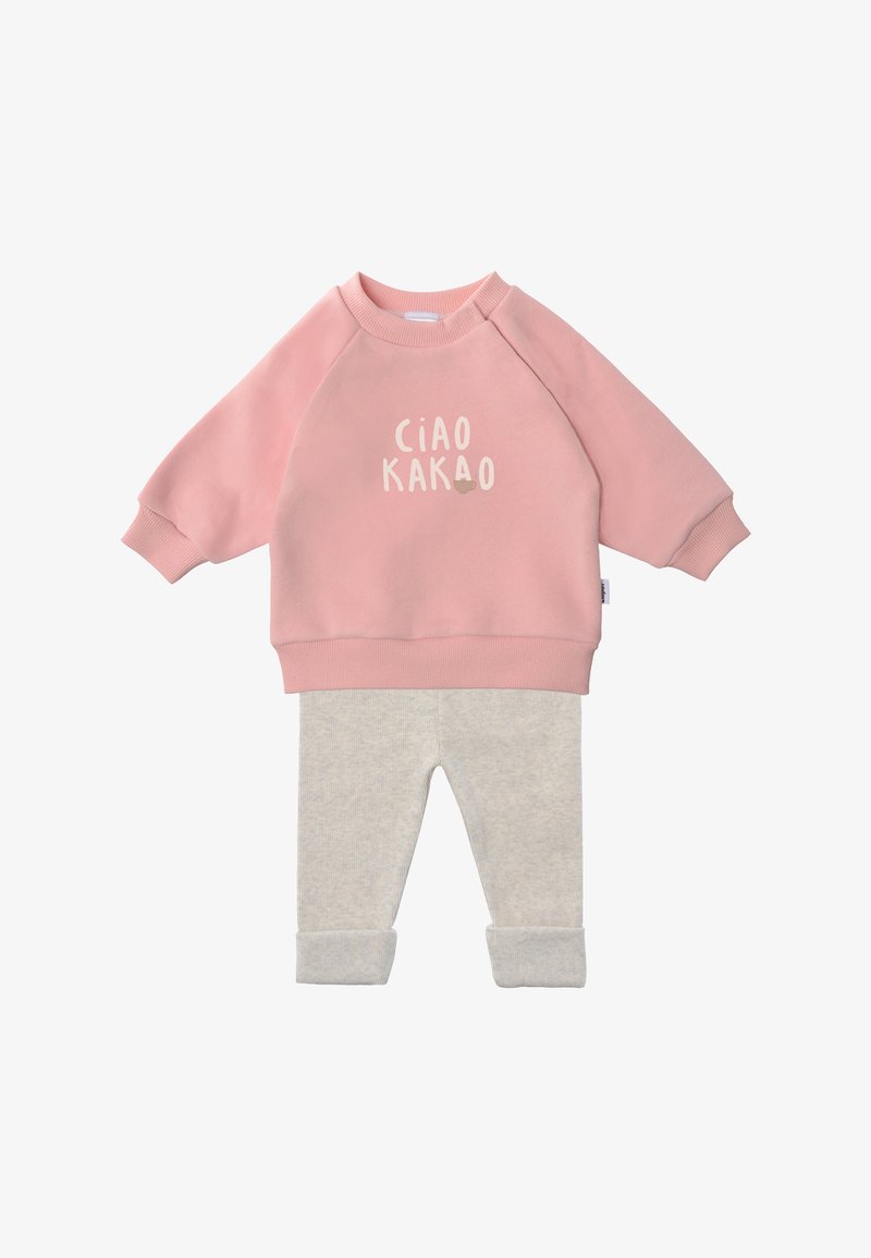 Pink sweatshirt with "CIAO KAKAO" print, paired with light gray pants featuring cuffed hems. Made of soft, comfortable fabric.