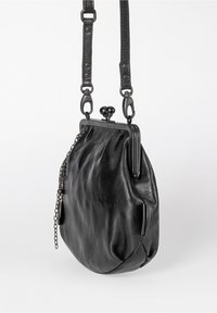 Bolso de mano de cuero negro con forma redondeada, que cuenta con un cierre tipo clasp, acento de cadena y superficie texturizada. Incluye correa ajustable.