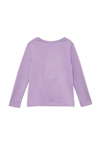 Lila langemouw t-shirt gemaakt van zachte stof. Heeft een ronde halslijn en een eenvoudig ontwerp zonder zichtbare patronen of accenten.