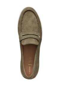 Olijfgroene suède instappers met een moccasinontwerp, voorzien van een decoratieve band, stiksels en een lichtgekleurde rubberen zool.