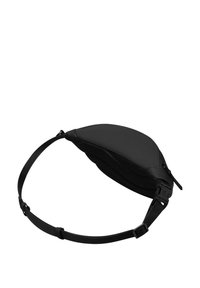 Borsa a tracolla nera con design curvo; realizzata in materiale liscio con dettagli testurizzati. Presenta una tracolla regolabile e un compartimento con zip.
