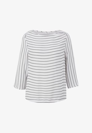 Blouse blanche à rayures noires horizontales. Dotée d'un décolleté bateau et de manches trois-quarts. Tissu lisse avec un léger éclat.