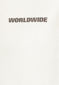 Weißes T-Shirt mit dem Wort "WORLDWIDE" in fetten, dunkelgrauen Buchstaben. Der Stoff hat eine glatte Textur und einen klassischen Schnitt.
