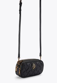 Czarna pikowana torba na ramię z podwójnymi zamkami, złotymi akcentami oraz teksturowanym wzorem. Posiada odpinany pasek dla większej wszechstronności.