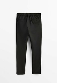 Pantalons de yoga noirs avec une taille élastique, texture lisse, design fuselé et une poche arrière. Sans motifs ni embellissements.