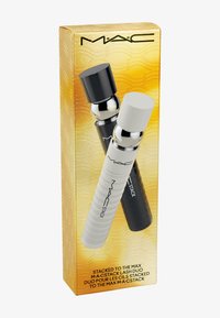 Zwarte en witte mascara-tubes zijn verpakt in een gouden doos met golvende patronen, met de tekst "GESTAPELD TOT DE MAX" aan de voorkant.