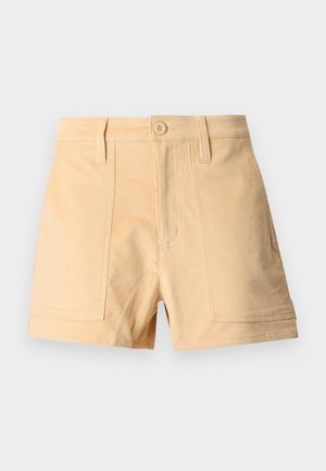Short en velours côtelé beige avec poches plaquées à l'avant, passants de ceinture et fermeture par un bouton à la taille.