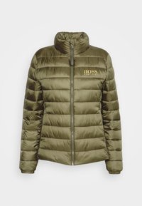 Chaqueta acolchada de color verde olivo con cremallera frontal completa, cuello alto, puños elásticos y logo amarillo "BOSS HUGO BOSS" en el lado izquierdo del pecho.
