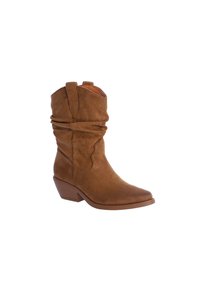 Bota de vaquero de ante marrón con caña flexible, punta afilada y tacón bajo apilado. Presenta lengüetas laterales y costuras decorativas.