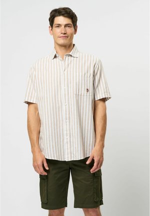 Korte mouwen, knoopsluiting shirt in beige met witte verticale strepen; heeft een borstzakje en geborduurde details. Gemaakt in combinatie met olijfgroene shorts.