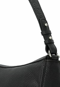 Borsa a spalla in pelle nera con una finitura testurizzata. Presenta una tracolla piatta e larga con lunghezza regolabile e accessori in metallo.