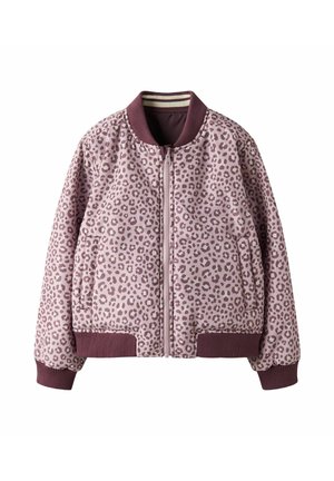 Sofia leopardimustriga bomber-jakk pehmest roosast värvist, maroonide soonikkraede, varrukate ja vööga. Erakordne esi- ja kahe küljetaskuga.