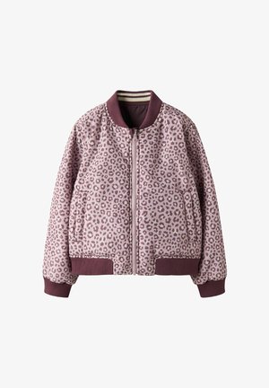 Sofia leopardimustriga bomber-jakk pehmest roosast värvist, maroonide soonikkraede, varrukate ja vööga. Erakordne esi- ja kahe küljetaskuga.