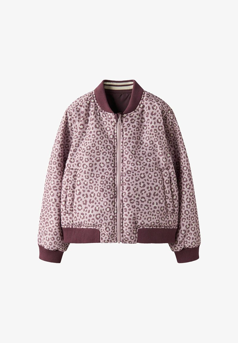 Geacă bomber cu imprimeu leopard în roz moale, cu manșete, guler și talie ribbed în maron. Dispune de un fermoar frontal și două buzunare laterale.