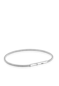Collar flexible en tono plateado con un diseño suave y redondeado. Presenta un cierre simple y está texturizado a lo largo de su longitud.
