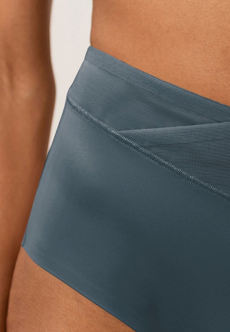 Dół kostiumu kąpielowego wysoki w talii w stonowanym odcieniu teal, wykonany z gładkiego, lekkiego materiału z fakturowanym detalem w pasie z siateczki.