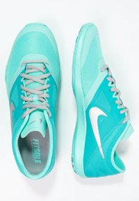 Turkusowe buty sportowe z siateczkowymi i syntetycznymi nałożeniami, szare sznurówki i biały logo. Posiadają teksturowaną podeszwę i wyściełane wnętrze.