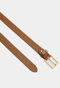 Cintura in pelle marrone con finitura testurizzata, fibbia in metallo dorato e diversi fori per la regolazione della misura. Design elegante e funzionale.