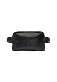 Borsa in pelle nera con chiusura a zip, forma rettangolare piatta, logo del marchio impresso su un lato e una tracolla sottile regolabile.
