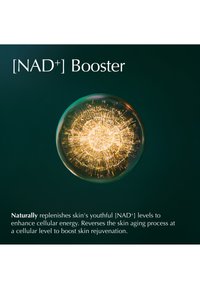 Sphère lumineuse éclatante avec des étincelles dorées rayonnantes sous le texte "NAD+ Booster" et une description sur la stimulation de l'énergie cellulaire de la peau et le rajeunissement.