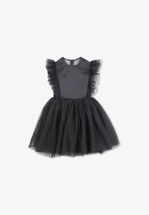 Vestido preto com corpete ajustado, apresentando mangas em tule com babados transparentes, adornadas com pequenos enfeites, e uma saia em tule rodada com glitter.