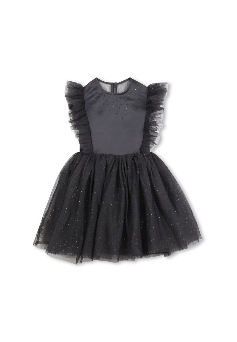 Robe noire avec un corsage ajusté, ornée de manches en tulle froncées et transparentes, décorées de petites embellissements, et une jupe en tulle évasée avec des paillettes.