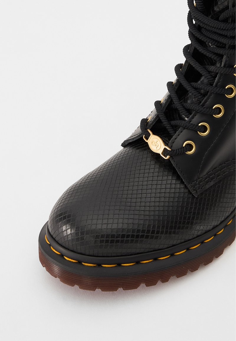 Dr. Martens Black Ankle Boots with Yellow Accents Dr. Martens Platform ankle boots - black - (Pre-owned) - Zalando main image 2