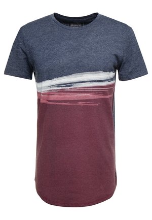 Koszulka z krótkim rękawem i okrągłym dekoltem, z granatową górą, bordowym dołem oraz białym i niebieskim paskiem przypominającym pociągnięcia pędzla na wysokości klatki piersiowej.