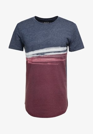 Koszulka z krótkim rękawem i okrągłym dekoltem, z granatową górą, bordowym dołem oraz białym i niebieskim paskiem przypominającym pociągnięcia pędzla na wysokości klatki piersiowej.