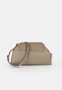 Borsa a tracolla in pelle beige con un design strutturato, un lembo superiore e una tracolla staccabile. Texture liscia con accenti hardware sottili.