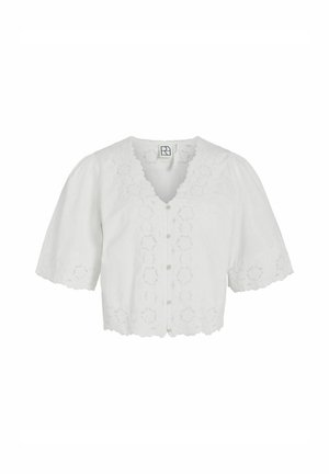 Blusa blanca corta con escote en V, mangas abullonadas, patrón floral bordado y dobladillo con forma de ondas, con cierre de botones en la parte delantera.