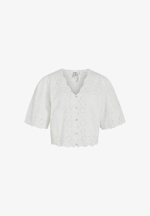 Un haut blanc court présente un col en V, des manches bouffantes, un motif floral brodé et un ourlet festonné, avec une fermeture à boutons sur le devant.