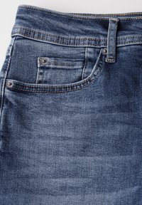 Jean en denim avec une taille mi-haute, de couleur bleu délavé, dotés de poches avant et de coutures contrastées. Texture douce avec une coupe classique.