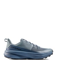 Chaussures de randonnée bleues avec une tige en mesh, une semelle résistante et un intermédiaire rembourré. Équipées d'une sangle de traction et d'une marquage "Mammut" en noir.
