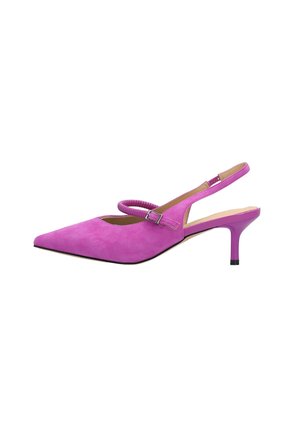 Fioletowy zamszowy but na niskim obcasie typu kitten heel, z wąskim czubkiem i małym paskiem z klamerką na śródstopiu.