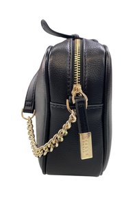 Borsa a tracolla in pelle nera con zip dorata, tracolla a catena e logo in rilievo. Forma arrotondata con una finitura testurizzata.