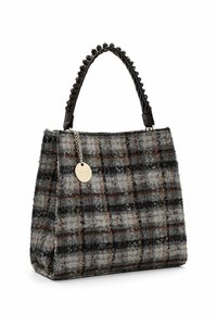 Geruite handtas in grijs, zwart en bruin tweedmateriaal; voorzien van een gevlochten leren handvat en een zilveren kettingaccent met een label.