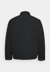 Zwart gewatteerd jack met een modern kraag, voorzien van een gladde textuur en lange mouwen. Detailstiksel creëert een diamantpatroon.