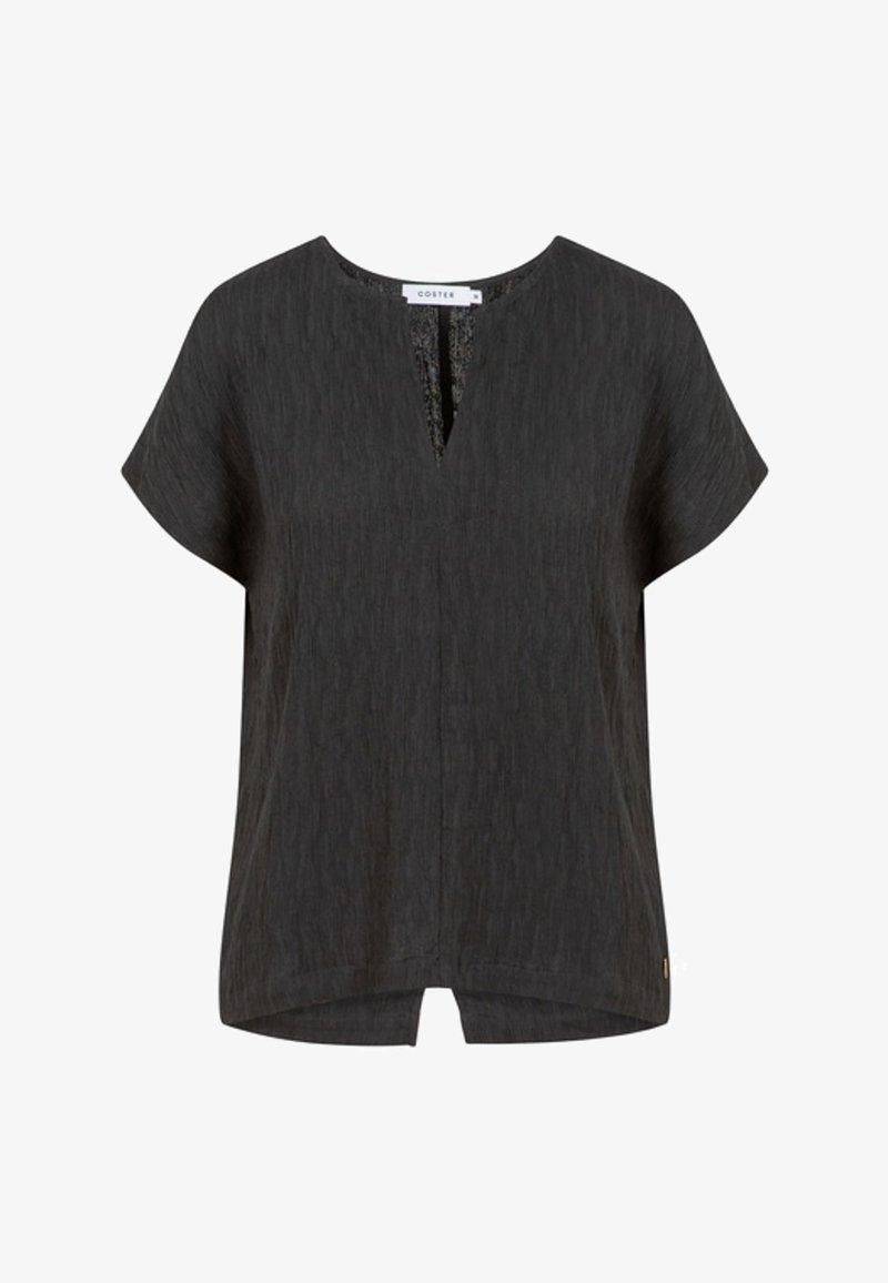 Blouse noire à manches courtes avec tissu texturé, encolure ronde, petite fente devant et ourlet arrière légèrement plus long.
