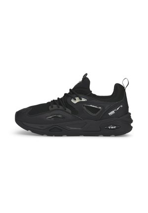 Sneaker sportive nere con tomaia in rete, colletto imbottito e suola in gomma spessa. Gli accenti più notevoli includono elementi riflettenti e dettagli del logo.