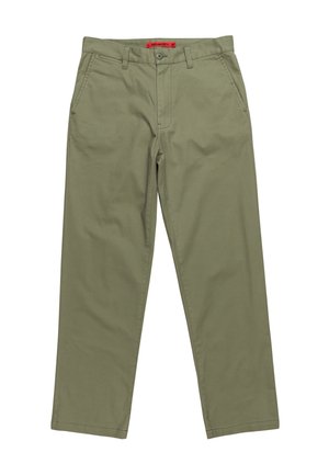 Khaki-Chinos mit geradem Bein, aus Baumwolle gefertigt, mit einem Knopf- und Reißverschluss, zwei Seitentaschen und einem roten Markenetikett.