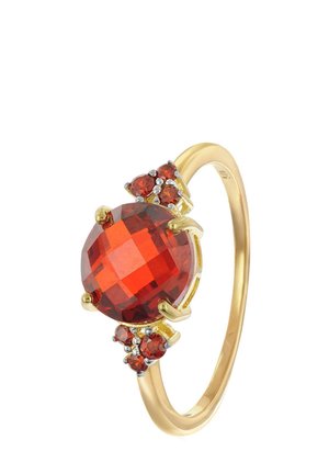 Goldring mit einem großen runden roten Edelstein, der von kleineren roten und klaren Steinen an beiden Seiten umgeben ist, mit einem glatten Banddesign.