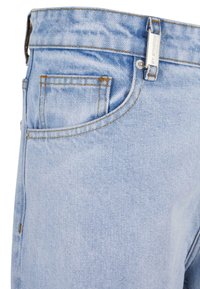 Jeans en denim bleu clair avec un design classique, incluant des poches cousues et une fermeture à bouton argenté. Texture lisse avec des accents décolorés.
