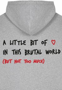 Pelēks džemperis ar kapuci. Priekšpusē melnā un sarkanā izšūta teksta ar iemontētu sirds simbolu.