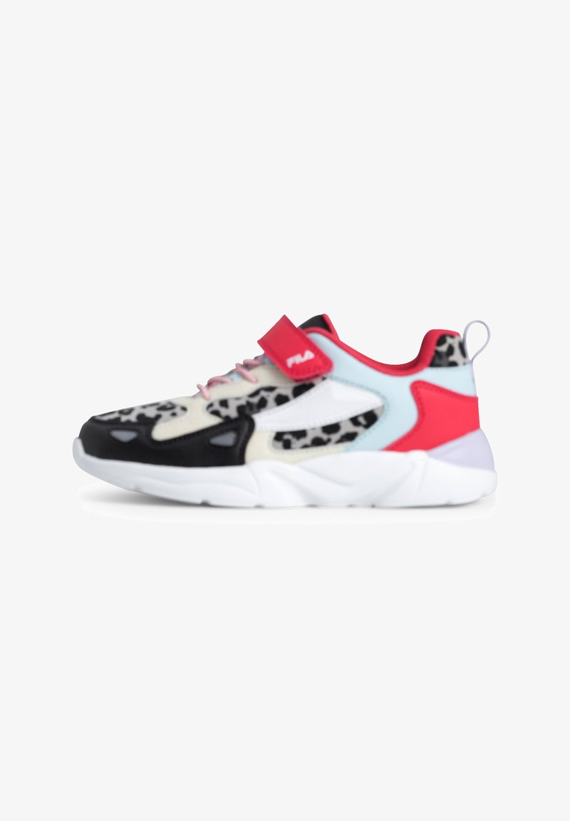 Kindersportschuh mit einem Obermaterial in schwarz, weiß und grau im Leopardenmuster, roten Akzenten, pinken Schnürsenkeln und einer weißen Gummisohle. Mit Klettverschluss.