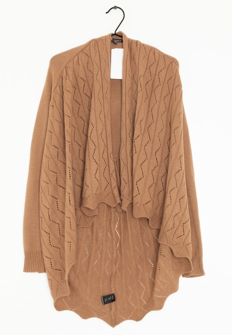 Brun stickad sjal med ett texturerat zigzag-mönster, öppen framsida och skulpterad fåll, hängande på en svart krok mot en vit bakgrund.