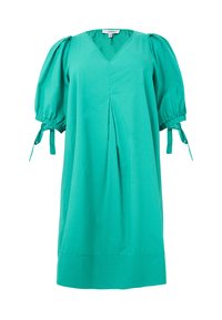 Turkis kjole med V-hals, pufærmer og bindebånd ved manchetterne. Har en plissé og en løs, flydende silhuet. Glat stoftekstur.